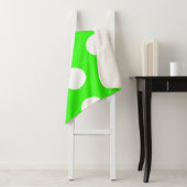 Neon groen wit grote polka stippen sherpa deken (In situ)