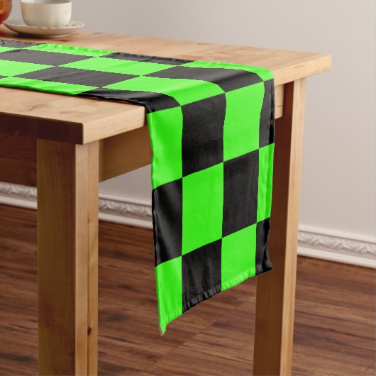 Neon Groen Zwart Geruite Checkerboard  Korte Tafelloper (Voorbeeld)