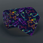 Neon Happy Hour Fifties Cocktails op zwart Stropdas<br><div class="desc">Leg een verklaring af! Een modern retro-patroon van neon hot-roze, kalkgroen, oranje, turquoise en kalkgroene gemengde drinken en cocktails zwarte achtergrond. Deze mannen stropdas is cool voor de kantoor, een nacht in de stad, een bruiloft, je eigen feestdag, voor de groom of de groomsmen of geeft als cadeau aan je...</div>