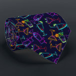 Neon Happy Hour Fifties Cocktails op zwart Stropdas<br><div class="desc">Leg een verklaring af! Een modern retro-patroon van neon hot-roze, kalkgroen, oranje, turquoise en kalkgroene gemengde drinken en cocktails zwarte achtergrond. Deze mannen stropdas is cool voor de kantoor, een nacht in de stad, een bruiloft, je eigen feestdag, voor de groom of de groomsmen of geeft als cadeau aan je...</div>