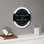 Neon Hot Pink Aqua Blue White Ze heeft het verwelk Grote Klok<br><div class="desc">Mooie hedendaagse regenwemart klok met heldere neonaqua turquoise, hot roze en wit gekleurd typografische script op een zwarte achtergrond. Met ruimte om met een naam of tekst van uw keus aan te passen of te personaliseren. Dit grillige hipsterontwerp is gemaakt voor de trendy vrouw met een dekmantel, of een kelderbar...</div>