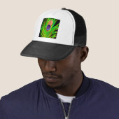 Neon Kleuren Pauwveer Trucker Pet (In situ)