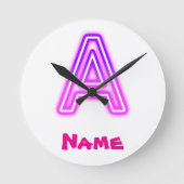 Neon Letter A Monogram Glanzend Paars Roze Initiaa Ronde Klok (Voorkant)