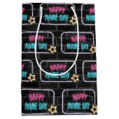 Neon Name Day Sign On Brick Medium Cadeauzakje (Voorkant)