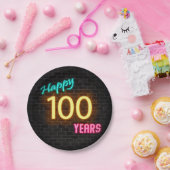 Neon nummer 100-teken op bakstenen muur papieren bordje (Feest)