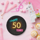 Neon nummer 50 teken op bakstenen muur papieren bordje (Feest)