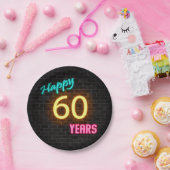 Neon-nummer 60-teken op bakstenen wand papieren bordje (Feest)