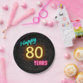 Neon nummer 80-teken op bakstenen muur papieren bordje (Feest)