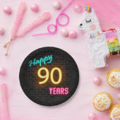 Neon nummer 90-teken op bakstenen muur papieren bordje (Feest)