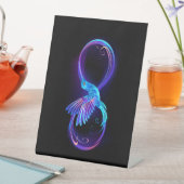 Neon Oneindigheidssymbool met Glowende Kolibrie Reclamebord Met Voetstuk (Insitu)