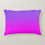 Neon Paars en Hot Pink Ombre Shade Kleur Vervagen Accent Kussen<br><div class="desc">Neon Paars en Hot Pink Ombre Shade Kleur Vervagen - heet, roze, neon, paars, roze en paars, ombre, shade, kleur, vervagen, trend, helder, fluorescent, hooglicht, helderneon paars, helder roze, warm roze, helder, warm roze, neon paars, vervaagd, rood, warm roze flade, neon paars fade hete roze schaduw, neon paarse schaduw, school,...</div>
