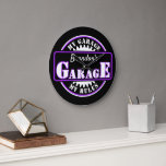 Neon Paars Witte Garage Tekst op zwarte klok<br><div class="desc">Mooie hedendaagse regenwemart-klok met helder paars en wit gekleurd typografisch script op een zwarte achtergrond. Met ruimte om met een naam en tekst van uw keus aan te passen of te personaliseren. Dit grillige hipster-ontwerp is gemaakt voor het trendy man met een mancave, of garageruimte in de kelder waar vrienden...</div>