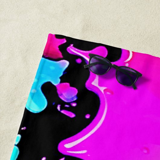 Neon Paint Drips Design Strandlaken (In situ)