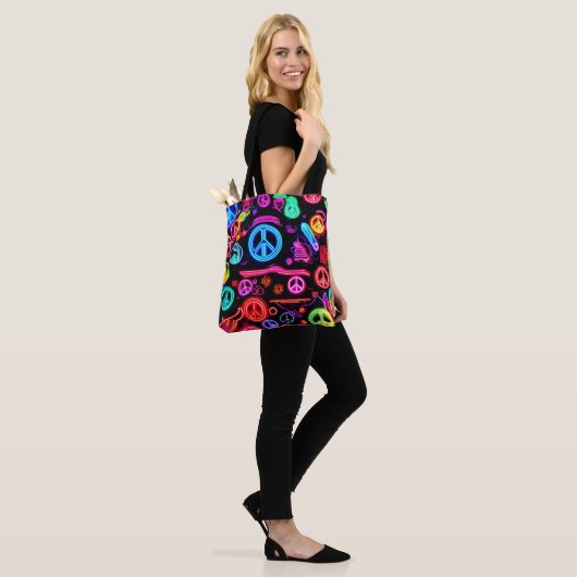 Neon Peace-symbolenpatronen Tote Bag (Op model)