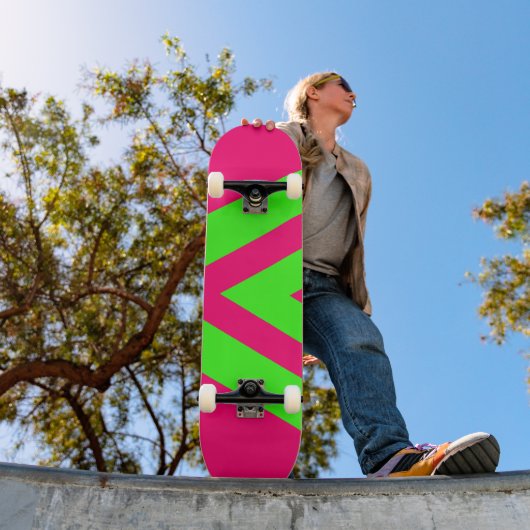 Neon Pink & Green Zigzag Skateboard – Customizable (Buiten 1)