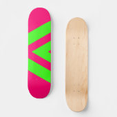 Neon Pink & Green Zigzag Skateboard – Customizable (Voorkant)