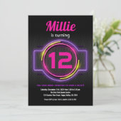 Neon Pink Laser Label Girl Birthday Game On Kaart (Staand voorkant)