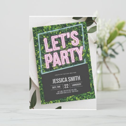 Neon Pink "Let's Party" Boxwood Verjaardag Uitnodi Kaart (Staand voorkant)