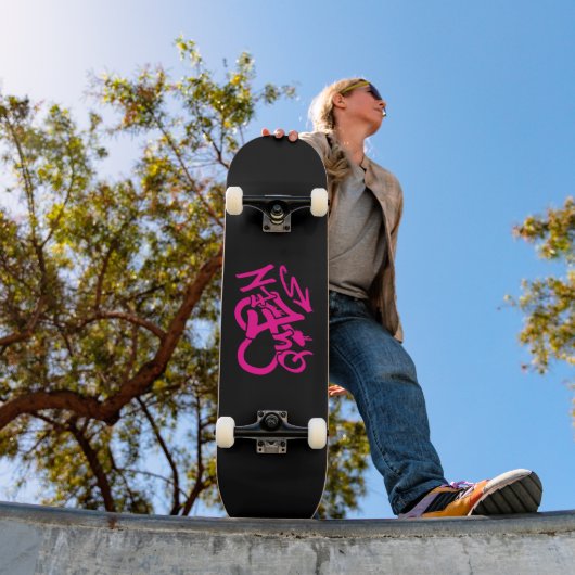 Neon Pink “Queen” Graffiti Persoonlijk Skateboard (Buiten 1)