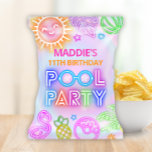 Neon Pool Party Chip Bag Wrapper Flyer<br><div class="desc">Voeg wat flair toe aan je snacks met onze Pool Party Chip Bag Wrappers! Met een levendig neonontwerp met alle leuke elementen van een zwembadfeest - van een gloeiende zon en palmboom tot zwembaddrijvers en flamingo's - zijn deze wikkelaars zeker om een plons te maken op uw evenement. Omringd door...</div>