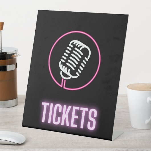 Neon Retro Mic Tickets Reclamebord Met Voetstuk (Insitu)