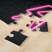 Neon roze bliksem: donkere achtergrond. legpuzzel (Zijkant)