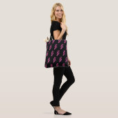 Neon roze bliksem: donkere achtergrond. tote bag (Op model)