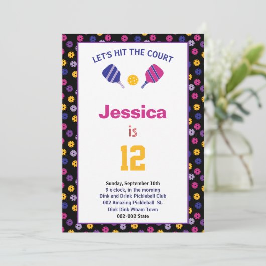 Neon roze en paars Pickleball B'day + RSVP Uitnodi Kaart (Staand voorkant)
