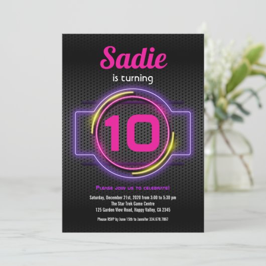 Neon Roze Meisje Verjaardagsfeestje Glow In Dark G Kaart (Staand voorkant)