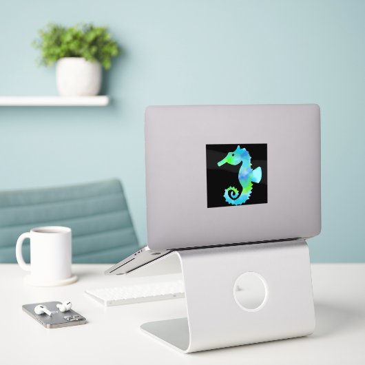 Neon seahorse sticker (Laptop op bureau)