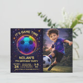 Neon Soccer Birthday Photo Invitation Kaart (Staand voorkant)
