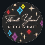Neon Stars Vegas Bruiloft Dank u Ronde Sticker<br><div class="desc">Glitzy en leuk midden eeuw moderne atomaire stijl neon sterren schitteren tegen een zwarte achtergrond. Deze favoriete stickers zullen direct thuis zijn op een casinothemafeest of een echte Las Vegas-bruiloft. Maak ze je eigen door een naam toe te voegen en je bent klaar. Rustig!</div>