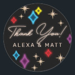 Neon Stars Vegas Bruiloft Dank u Ronde Sticker<br><div class="desc">Glitzy en leuk midden eeuw moderne atomaire stijl neon sterren schitteren tegen een zwarte achtergrond. Deze favoriete stickers zullen direct thuis zijn op een casinothemafeest of een echte Las Vegas-bruiloft. Maak ze je eigen door een naam toe te voegen en je bent klaar. Rustig!</div>