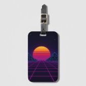 Neon Sunset Grid – Retro-futuristische Synthwave S Bagagelabel (Voorkant (verticaal))