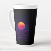Neon Sunset Grid – Retro-futuristische Synthwave S Latte Mok (Linkerhoek)