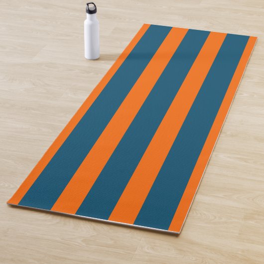 Neon Sunset Sinaasappel en Ocean Blue Cool Striped Yogamat (In situ)