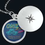 🦢 Neon Swan One Love     Locket Ketting<br><div class="desc">In dit ontwerp staan liefdeszwanen en harten in helder neonlicht. Het woord "One Love" wordt geschreven met trendy neon teksteffecten. Geweldig geschenk voor paren tijdens Valentijns, Jubileum of voor een speciaal huwelijkscadeau. Pas eenvoudig de naam en het jaar van het paar aan met behulp van de knop 'Persoonlijk'. Bekijk alle...</div>