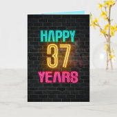 Neon-teken op baksteen voor 37e verjaardag kaart (Gele Bloem)