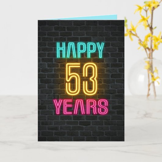 Neon-teken op baksteen voor 53 jaar kaart (Gele Bloem)