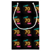 Neon-teken op baksteen voor 70ste verjaardag klein cadeauzakje (Achterkant)
