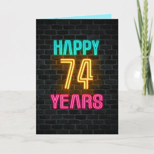 Neon-teken op baksteen voor 74e verjaardag kaart