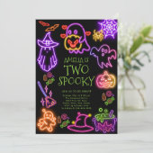 Neon Two Spooky verjaardagsfeestje uitnodiging (Staand voorkant)