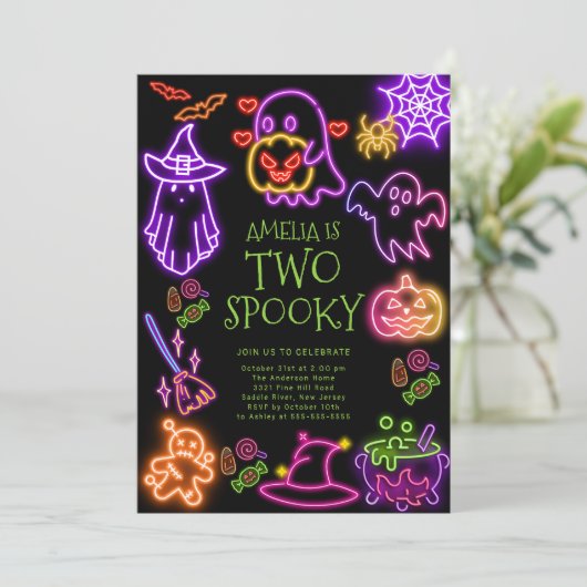 Neon Two Spooky verjaardagsfeestje uitnodiging (Staand voorkant)