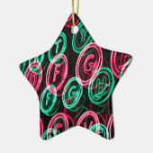 Neon typemachines sluiten af keramisch ornament (Links)