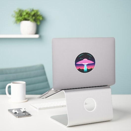 Neon UFO Sticker (Laptop op bureau)