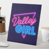 Neon Valley Girl Reclamebord Met Voetstuk (Insitu)