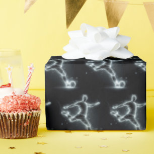 Neon voetbalspeler op zwart cadeaupapier