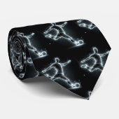 Neon voetbalspeler op zwart stropdas (Opgerold)