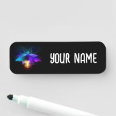 Neon vuurvlieg op zwart naamplaatje (In situ)