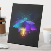 Neon vuurvlieg op zwart reclamebord met voetstuk (Insitu)